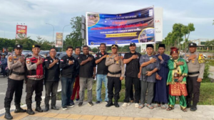 Polsek Sekupang Bersama Tokoh Masyarakat, Kampayekan Keselamatan Lalu Lintas Ditraffic Light Vitka Center