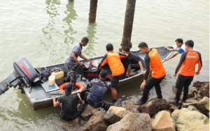 TNI AL Lakukan Evakuasi Mayat Yang Tenggelam di Perairan Tanjung Sengkuang