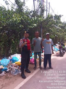 Polsek Sekupang Beri Himbauan Tentang Pembuangan Sampah Sembarangan