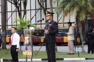 Kapolresta Barelang Beri Penghargaan Kepada Personel Saat Melaksanakan Upacara Peringatan Hari Kesaktian Pancasila Tahun 2025