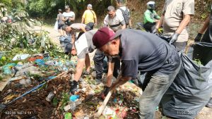 Gotong Royong HUT Bhayangkara ke-79, Polsek Bengkong dan Warga Wujudkan Kepedulian Lingkungan