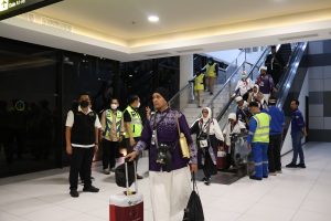 Harunya Kepulangan 443 Jemaah Haji Asal Batam, Disambut Hangat di Bandara Hang Nadim