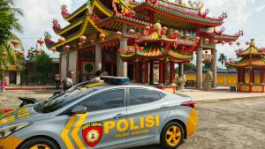 Polsek Sagulung Sambut Hari Bhayangkara ke-79 dengan Gelar Kerja Bakti di Vihara Dharma Murni