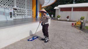 Peringati Hari Bhayangkara ke-79, Polsek Kawasan Bandara Hang Nadim Gelar Kerja Bakti di Masjid Tanjak