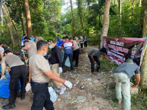 Sambut Hari Bhayangkara ke-79, Polsek Sekupang Gelar Aksi Bersih Lingkungan Bersama Forkopimcam