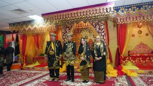 LAM Batam Anugerahkan Gelar Adat kepada Amsakar Achmad dan Li Claudia Chandra