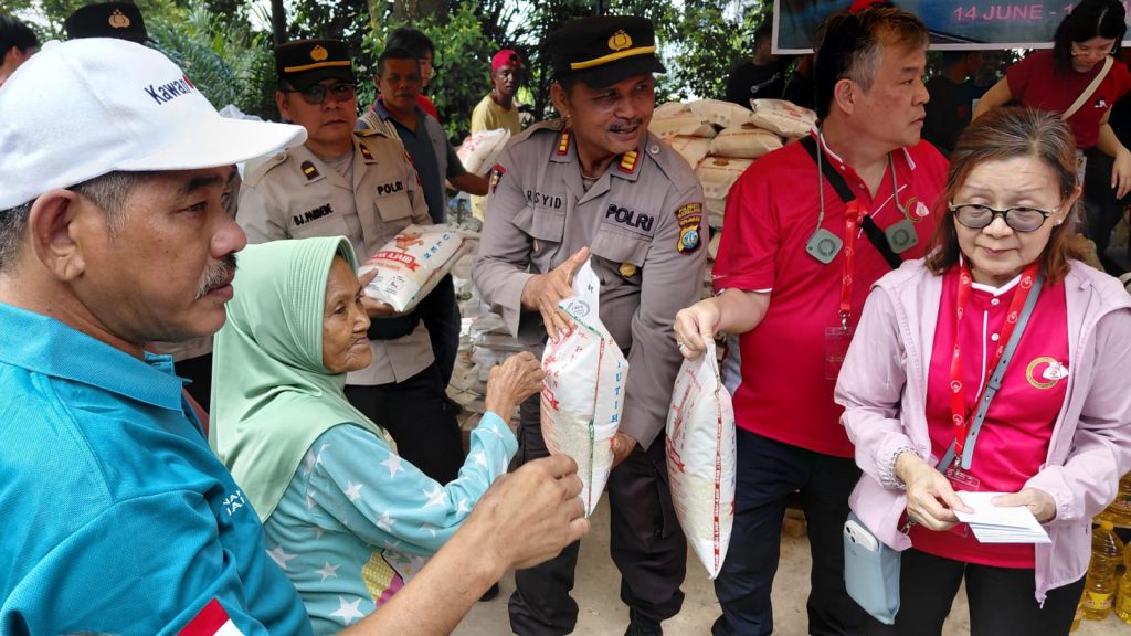 Polsek Batu Aji Bersama Komunitas dan Umat Buddha Singapura Salurkan Bantuan di Kampung Biawak