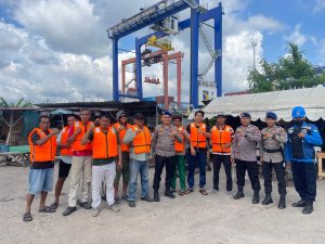 Satpolairud Barelang Ingatkan Kru Kapal soal Keselamatan Laut di Pelabuhan Macobar