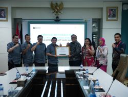 Dukung Transisi Energi Nasional, PLN Batam REC Perdana ke PT Volex Indonesia